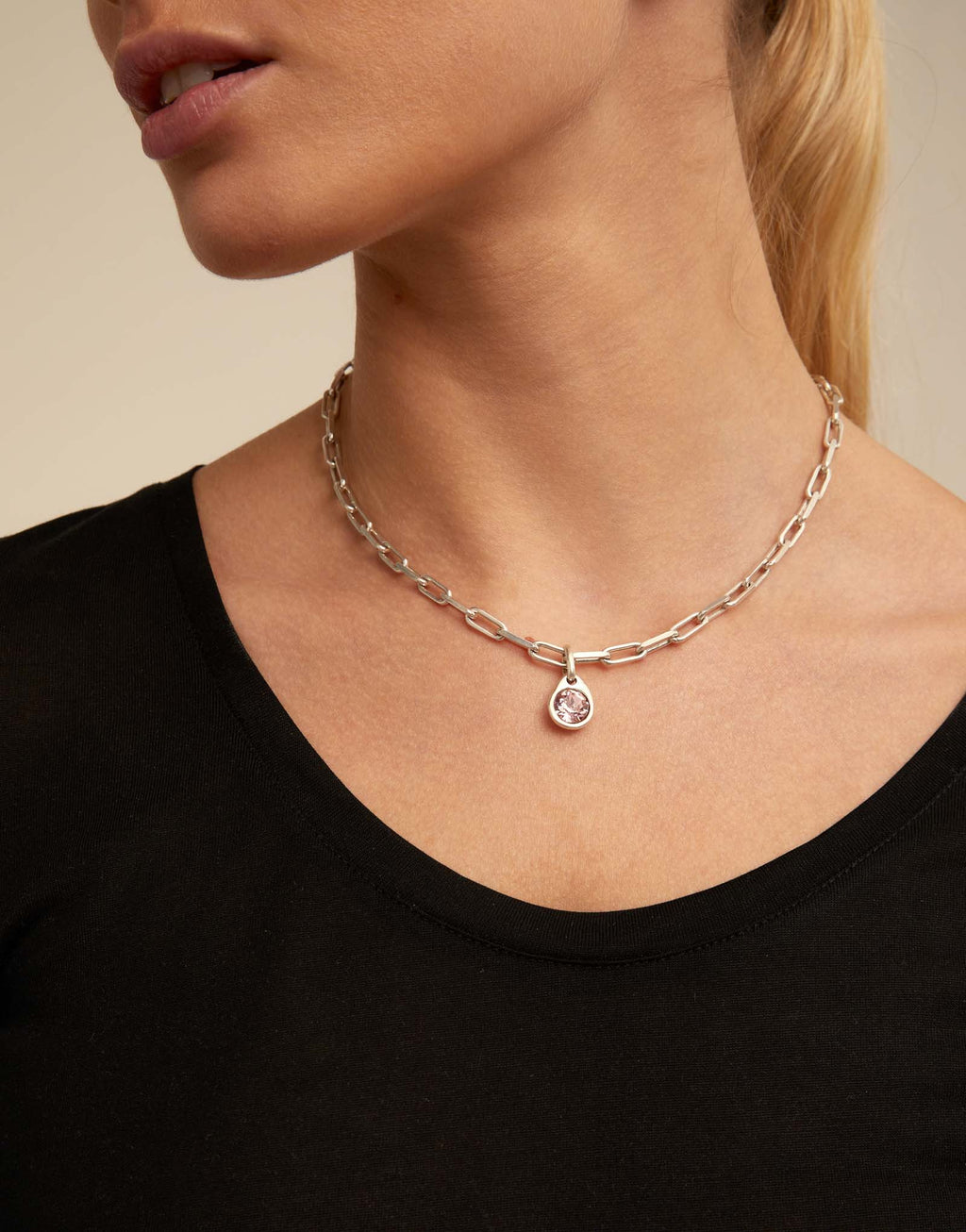 Uno de 50 CHA0079 Silver Charm with a pink Crystal