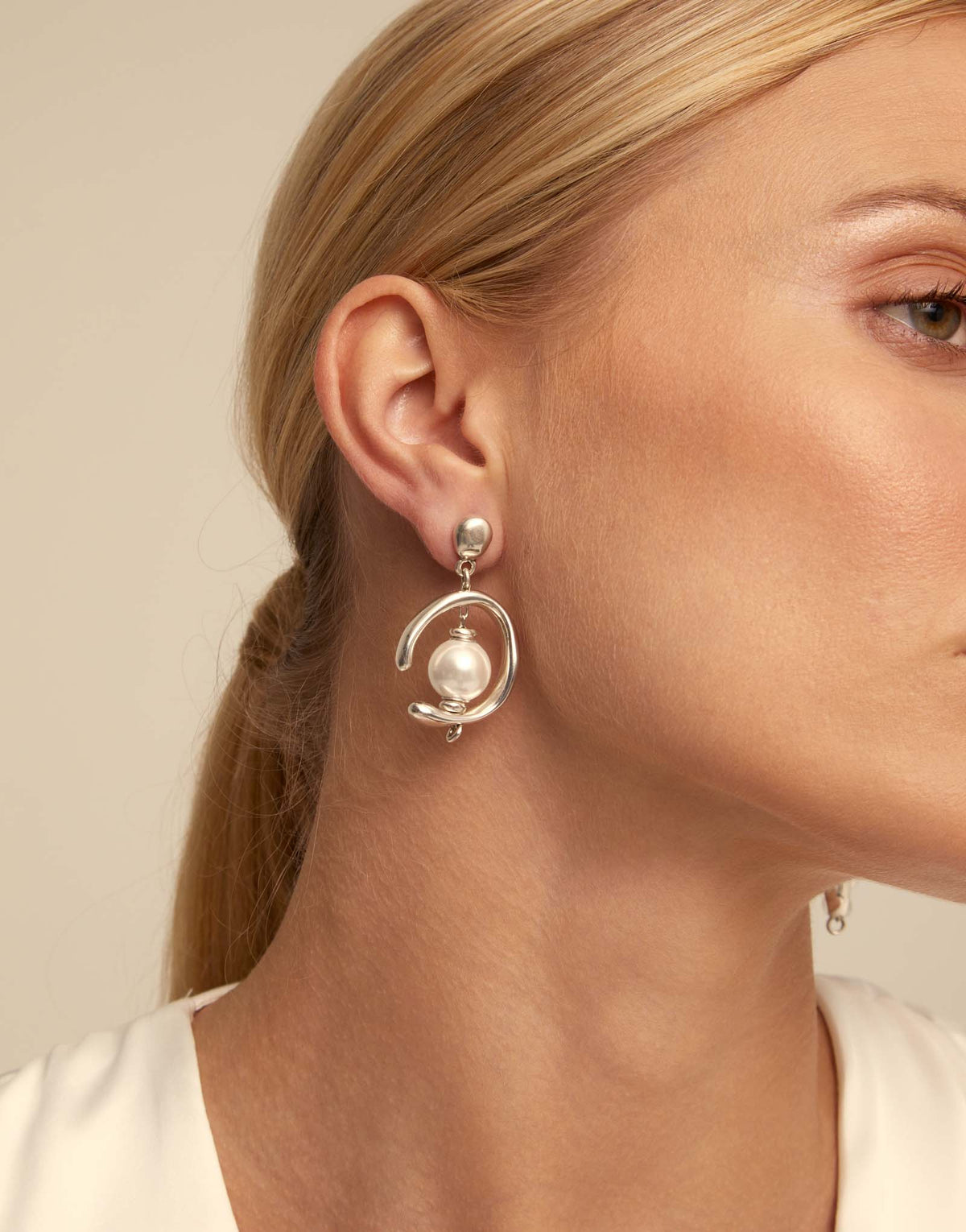 Uno de 50 PEN0444 In orbit Silver Pearl Earrings