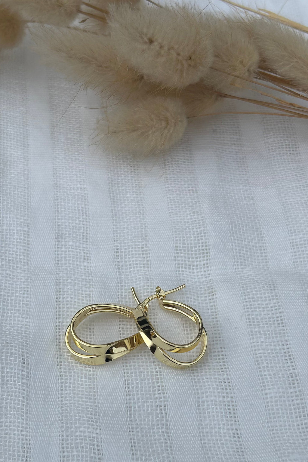 LBJ Jewellery Small double oval gold plated hoops E846/1GP, styled detail