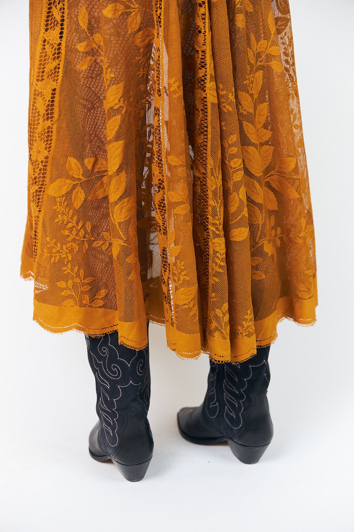 Lollys Laundry CollinsLL Rust Orange Burnout Floral Midi Skirt 26493-2035, scalloped hem detail