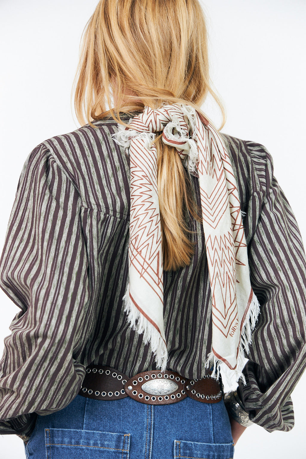Lollys Laundry NoorLL Brown Print Fringed Scarf 70074-00046, back view showing the full spread of the pattern