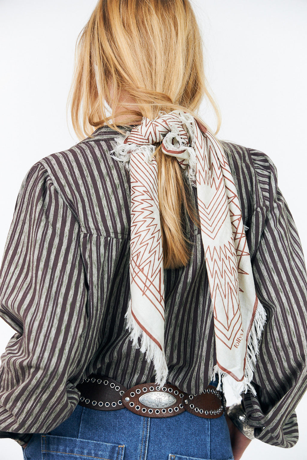 Lollys Laundry NoorLL Brown Print Fringed Scarf 70074-00046, back detail of the knot and drape
