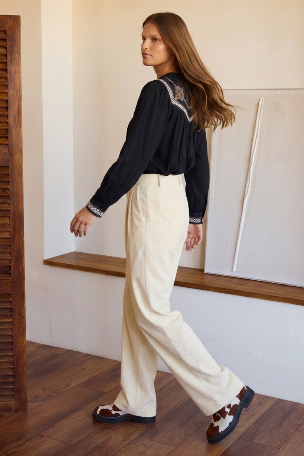 Luna Llena Silvia Black Shirt CH864, side view walking