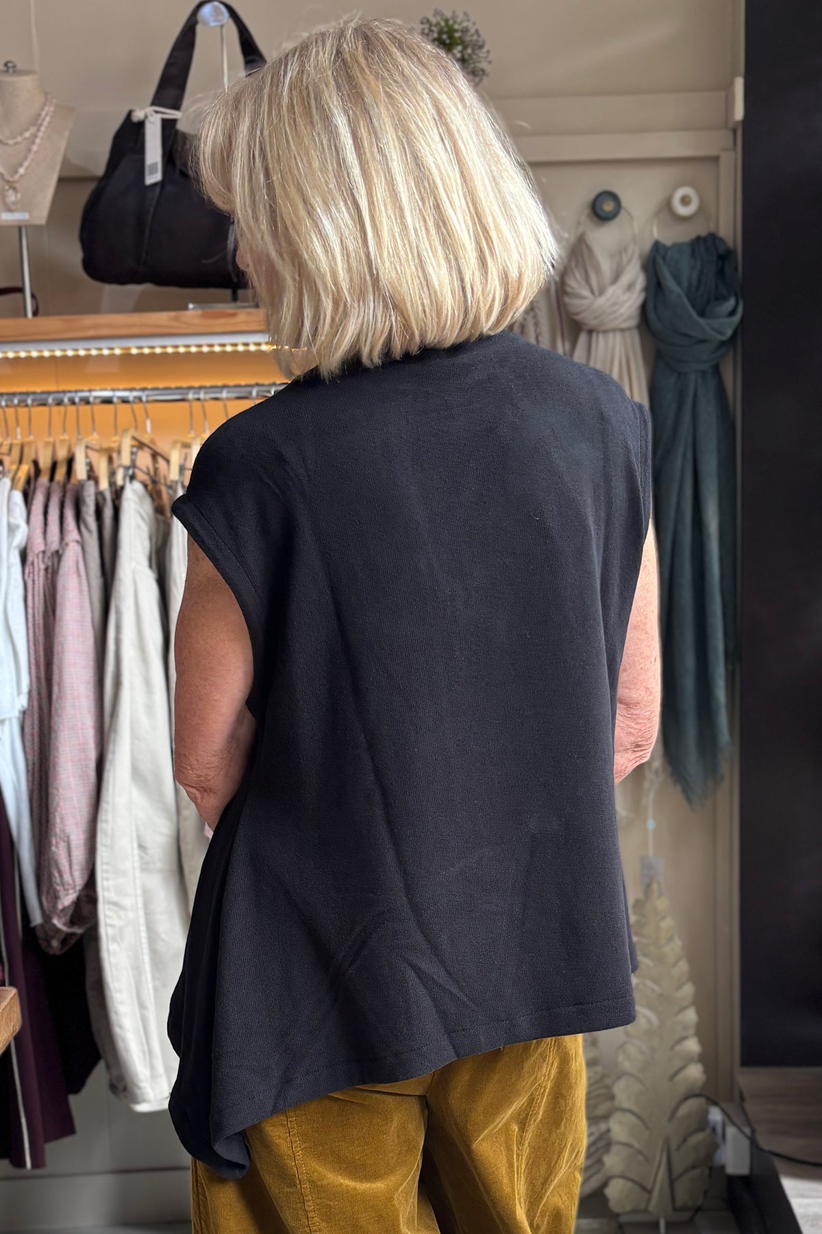 Mama B Elva Nero Black Gilet Jumper 17237, back view showing the dipped hem
