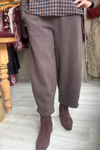 Mama B Rima JQ33846 Notte Brown Small Check Trousers, side view with check detail