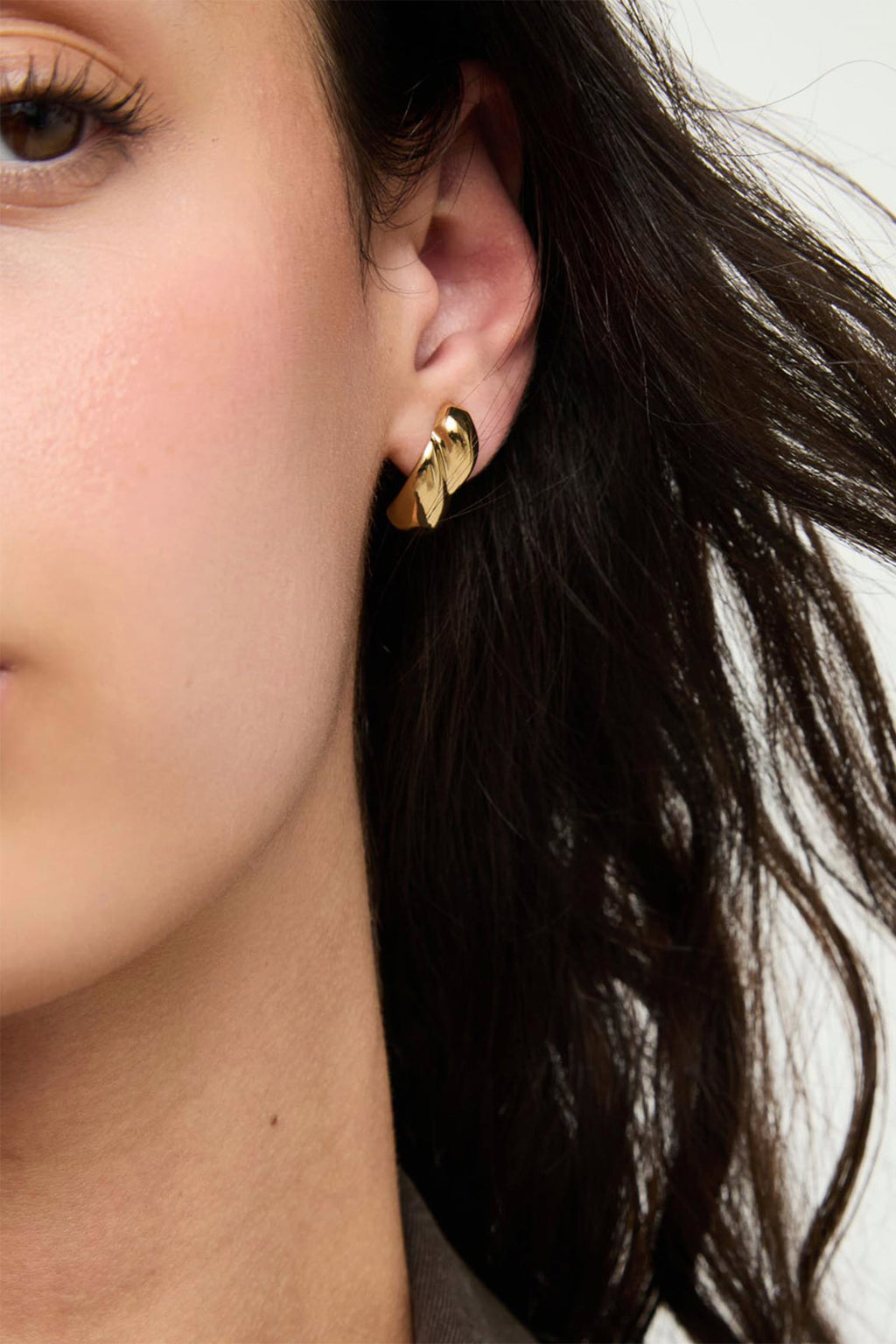 UNOde50 Anima Gold Earrings PEN1077, worn, close up
