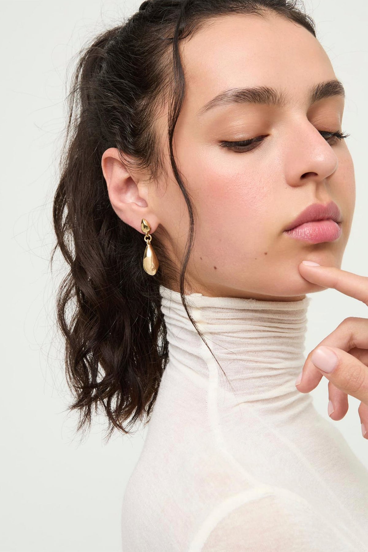 UNOde50 Axis Gold Earrings PEN1082, worn