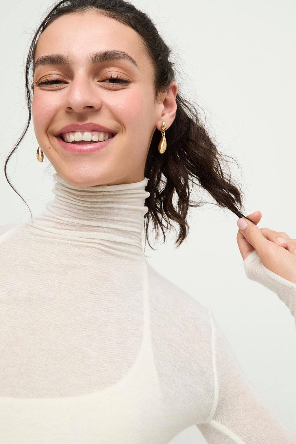 UNOde50 Axis Gold Earrings PEN1082, worn, close up