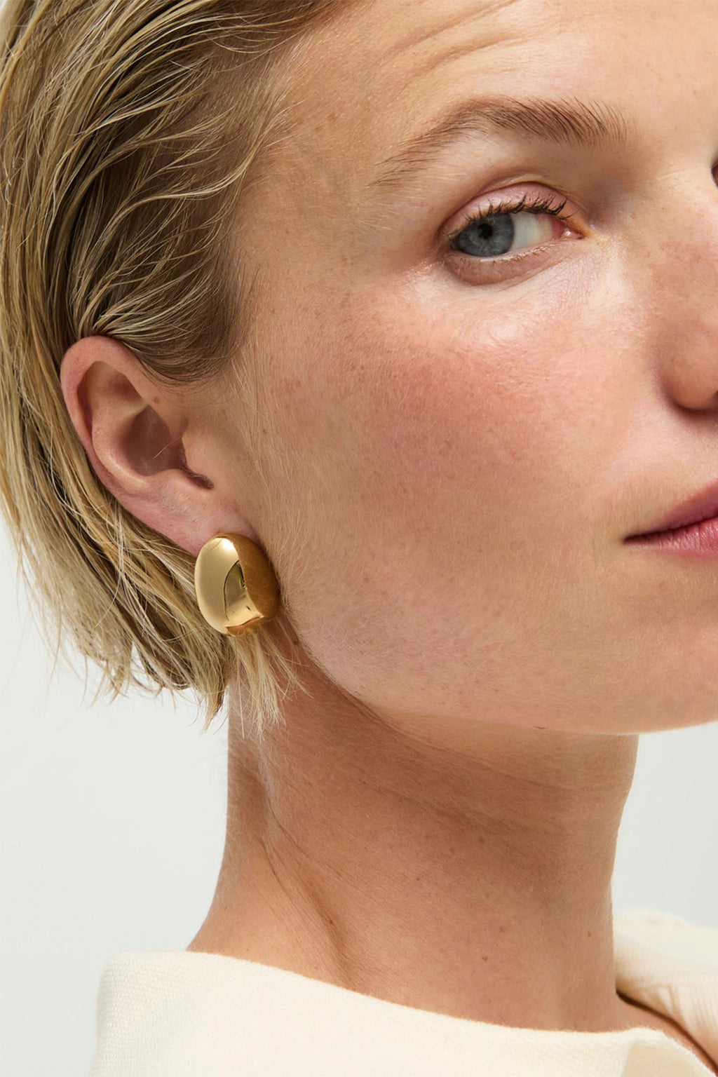 UNOde50 Big Nexia Gold Earrings PEN1081, worn