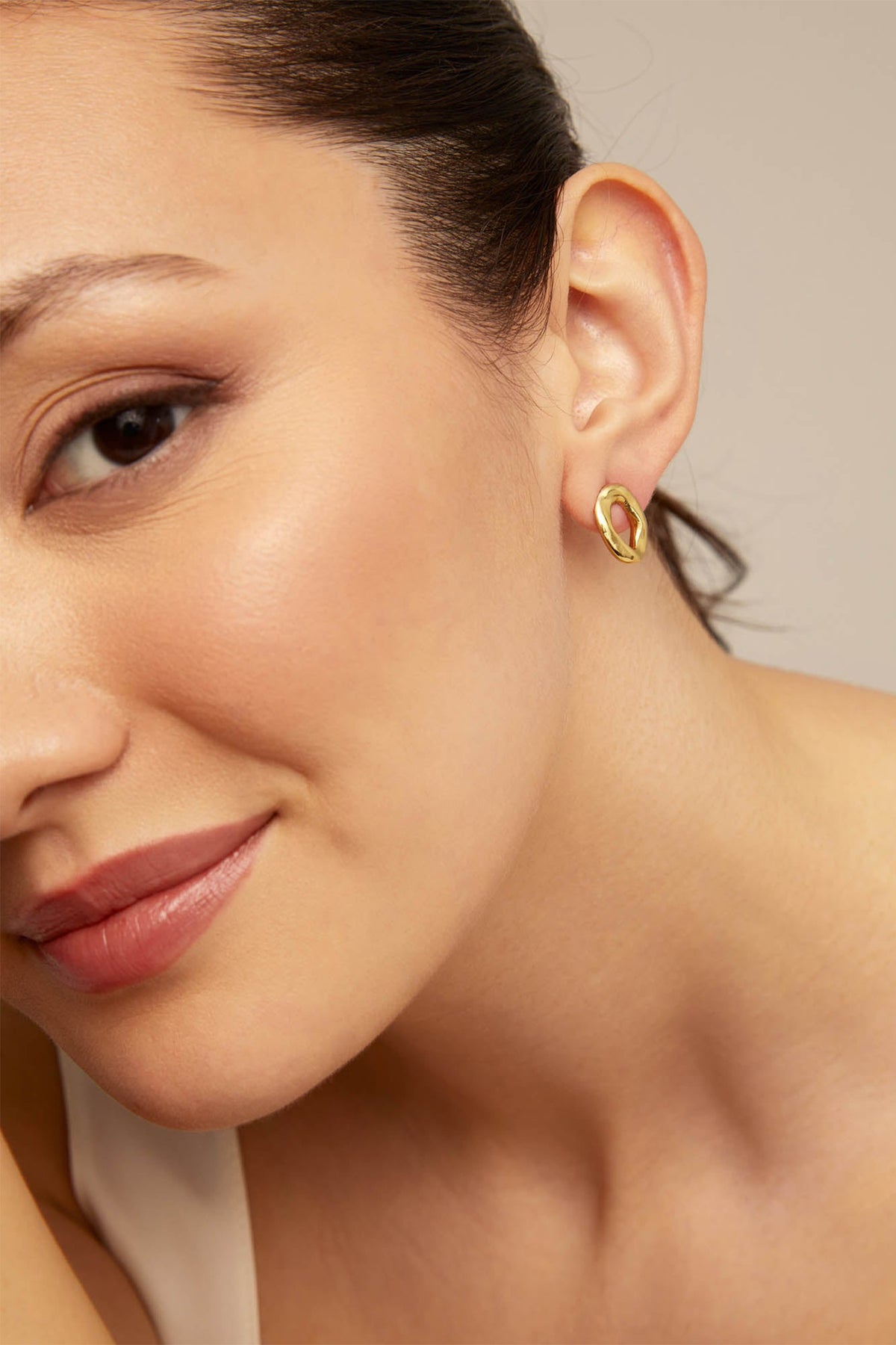 UNOde50 Joy Of Living Gold Earrings PEN0916, worn