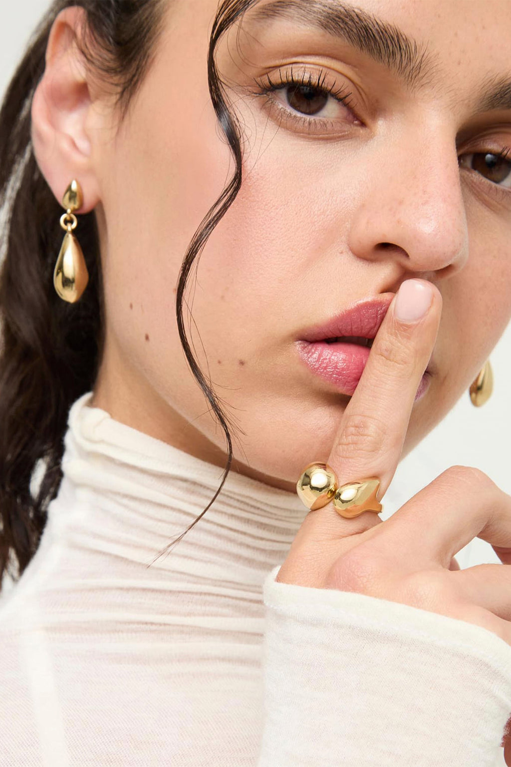 UNOde50 Originia Gold Ring ANI0874, worn, close up