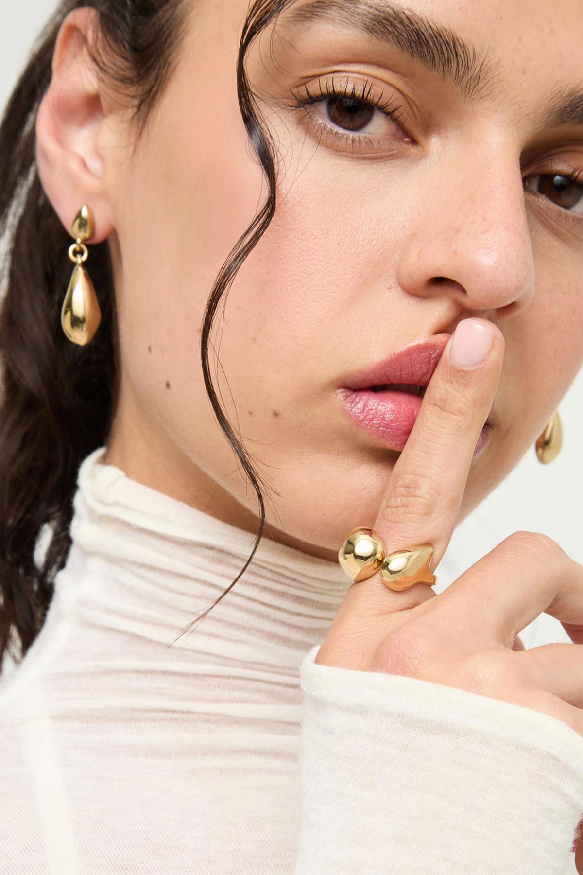 UNOde50 Originia Gold Ring ANI0874, worn, close up