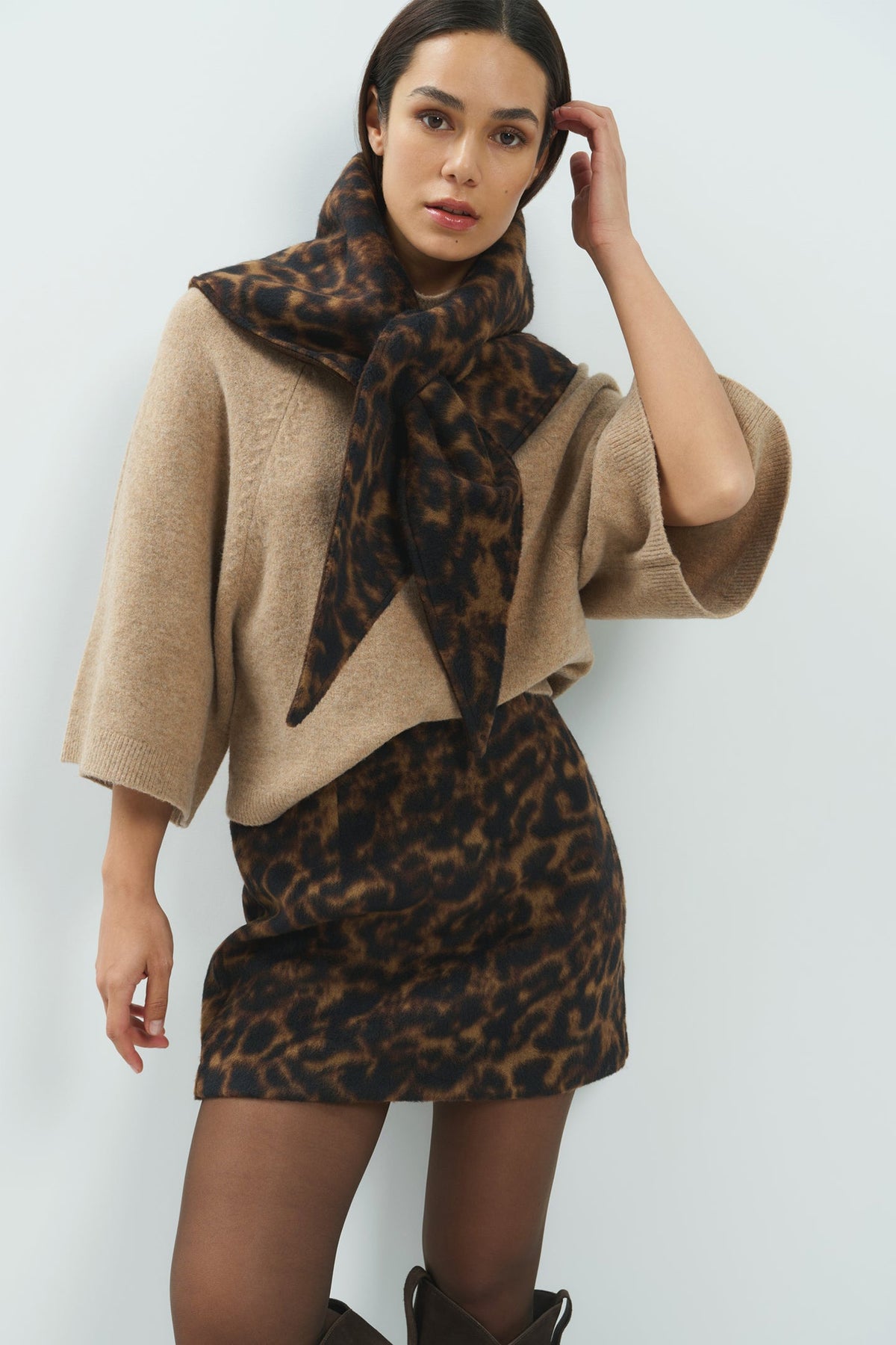Yaya Cocoa Brown Dessin Reversible Leopard Triangle Scarf 03-501063-610, full look on model