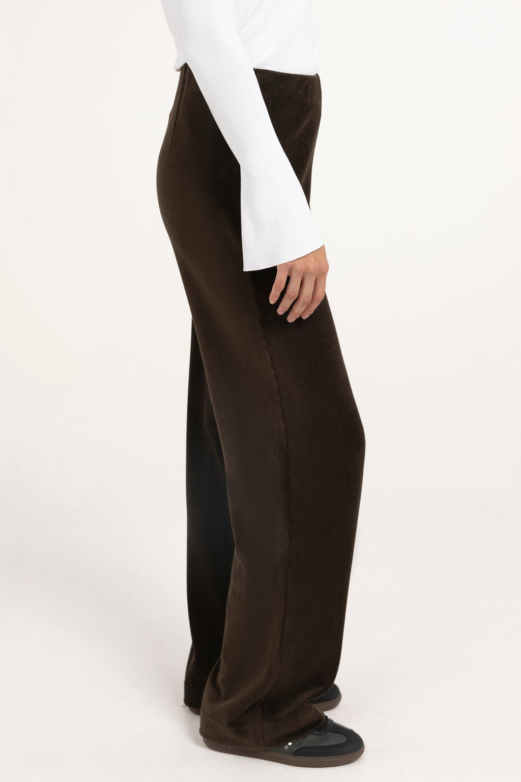 Yaya Delicioso Brown Wide Leg Trousers 01-309292-610, side view on model