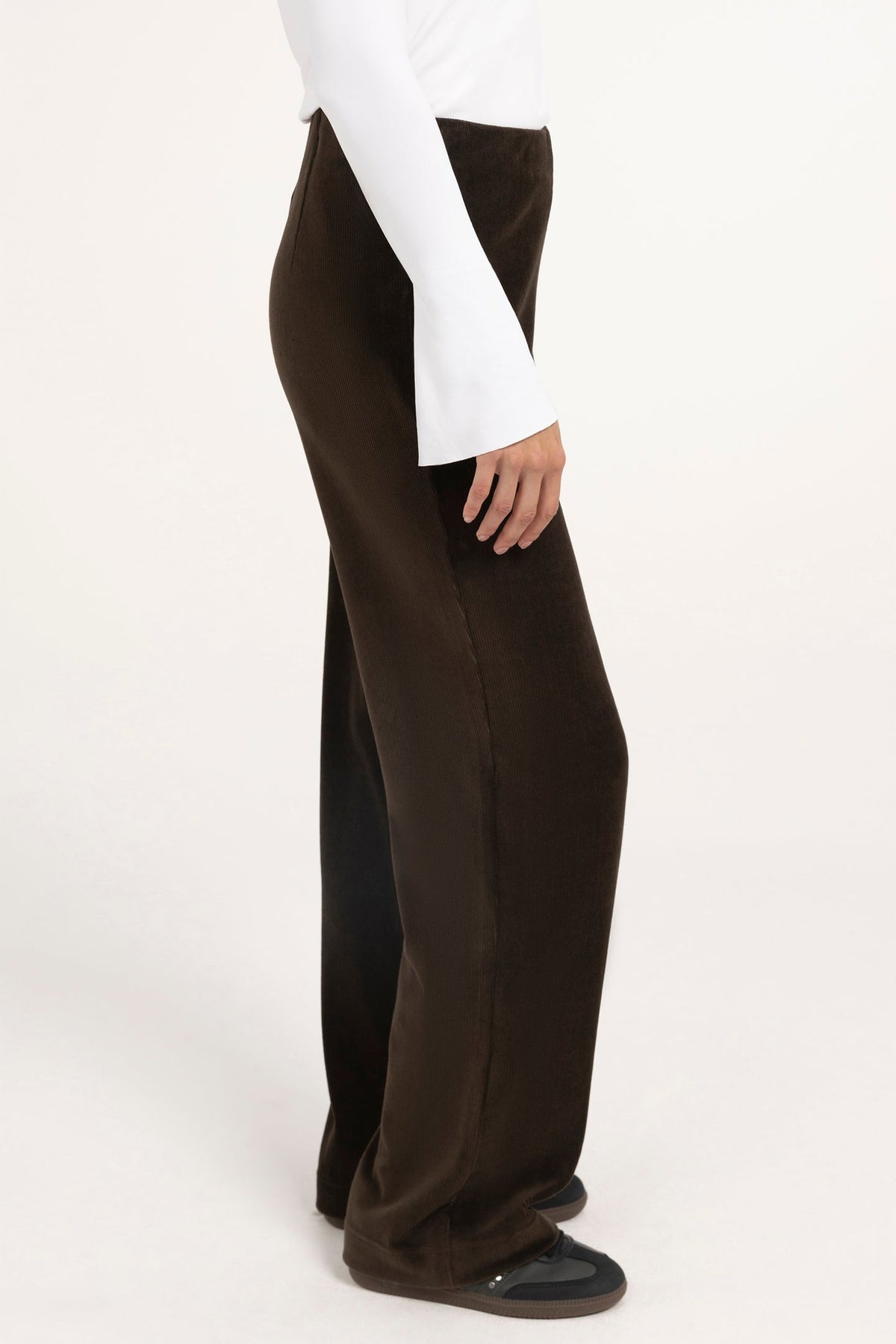 Yaya Delicioso Brown Wide Leg Trousers 01-309292-610, side view on model