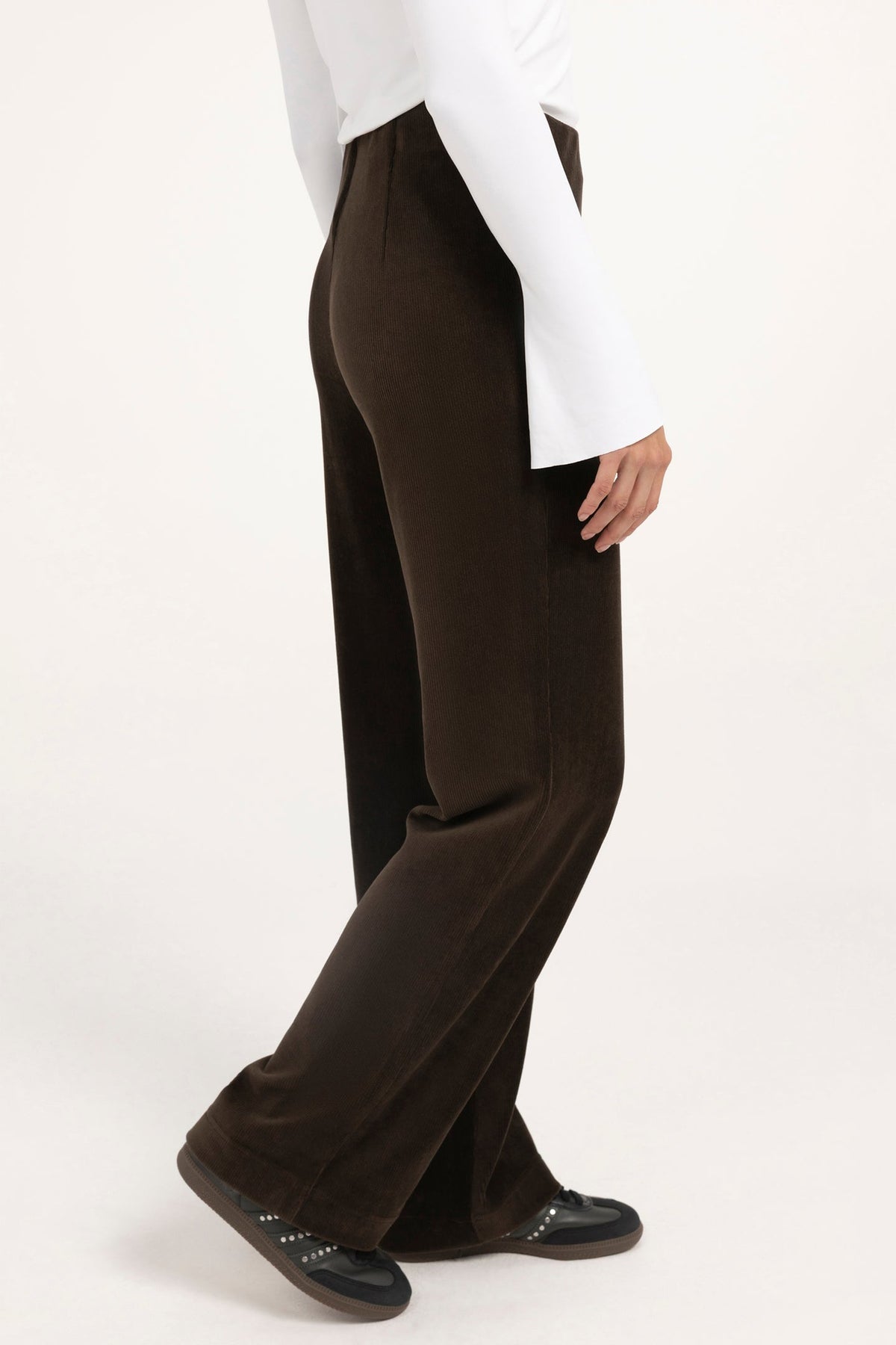 Yaya Delicioso Brown Wide Leg Trousers 01-309292-610, side back view on model