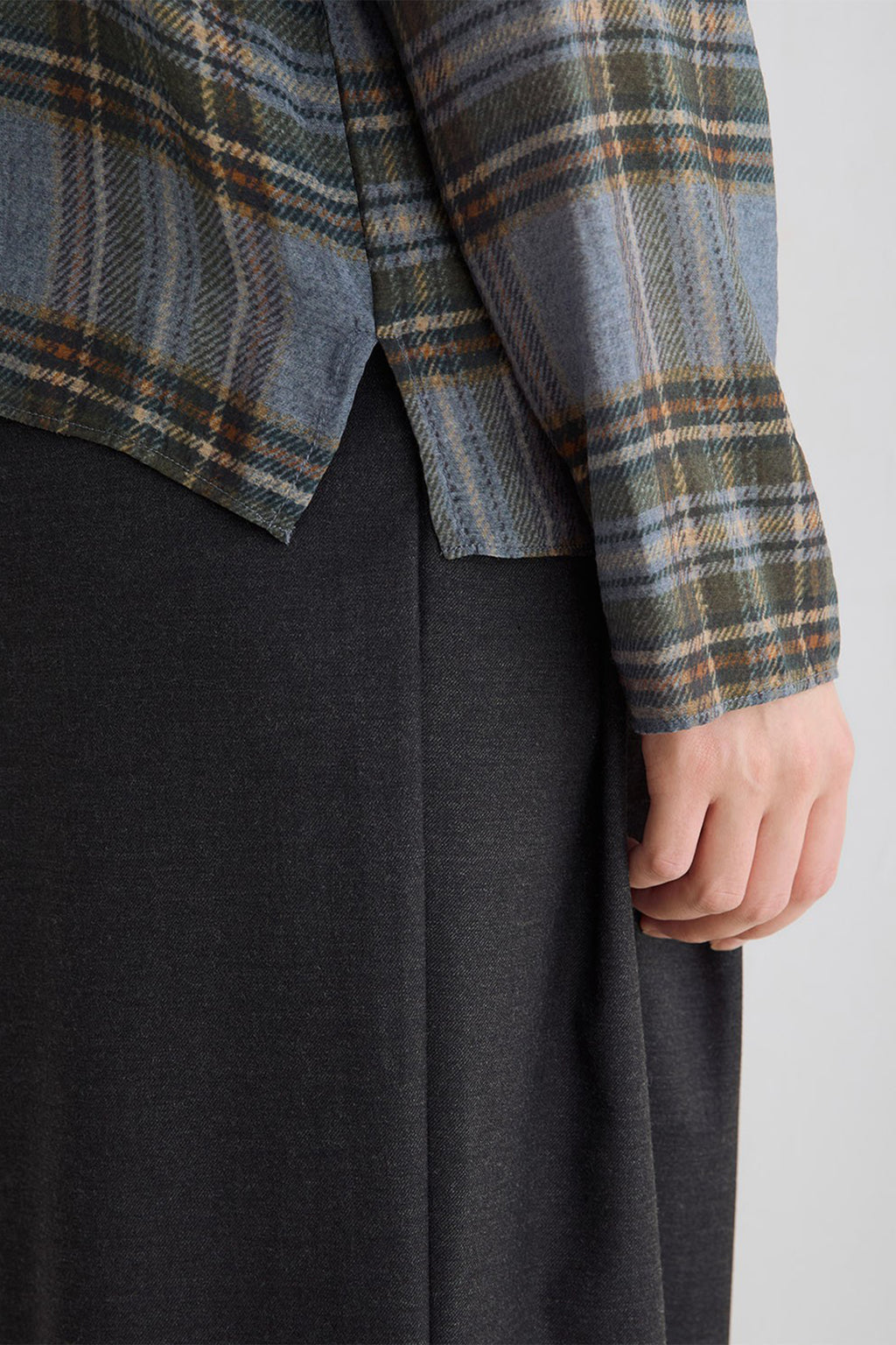 Yerse Newport Blue Check Tie Neck Top 45823, cuff and hem detail