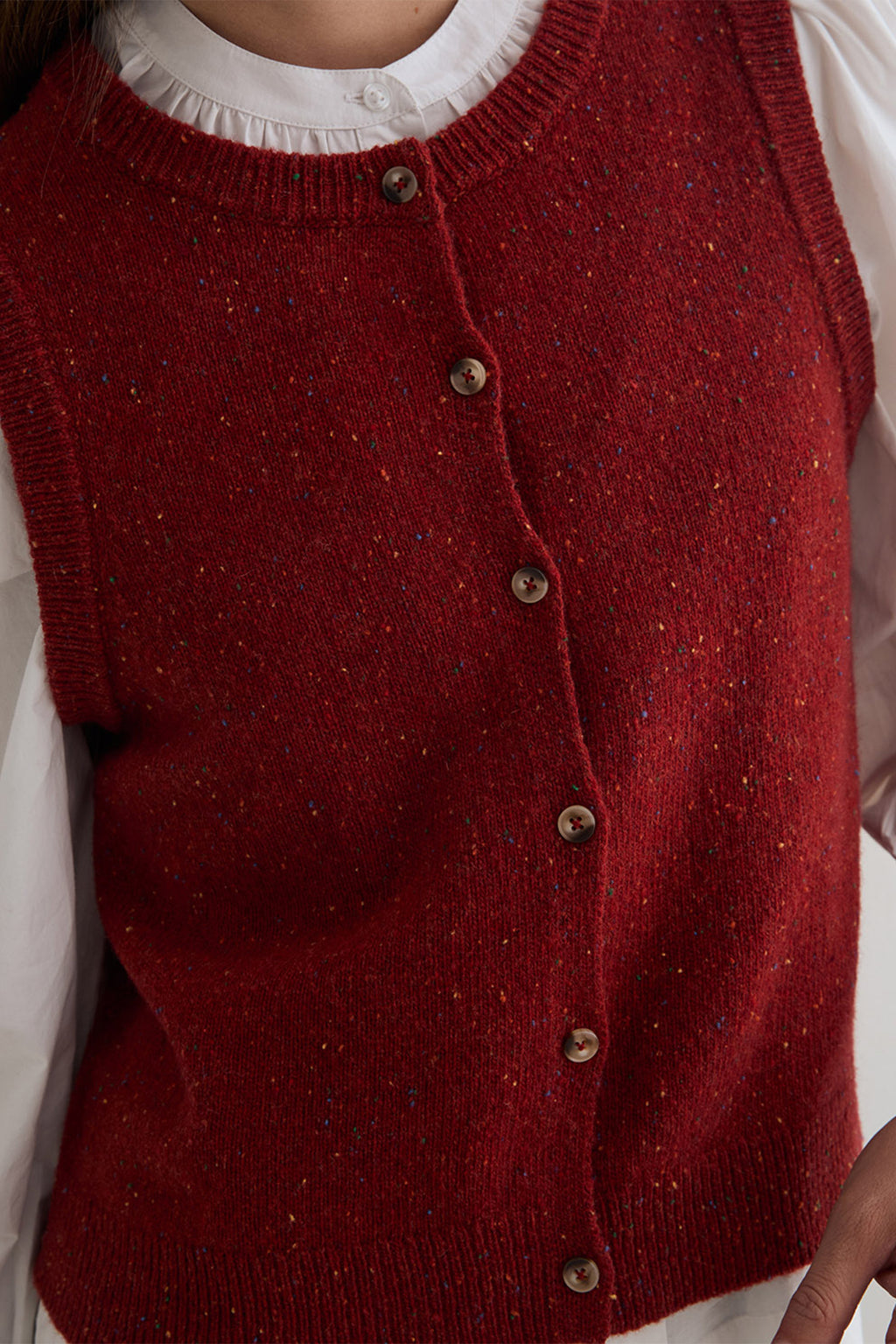 Yerse Sandy Red Sleeveless Cardigan 45528, button placket detail